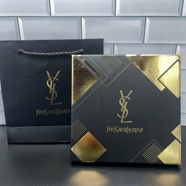 DDD 圣罗兰暗黑玫瑰彩妆三件套 黑丝缎妆前40Ml 黑色皮革4色眼影盘100#4G 啵啵唇冻04#6Ml 配礼袋+中文标 打12 件36 DDD