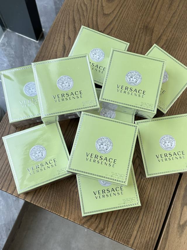 原单品质 DDD “范思哲心动地中海”清新来袭～ DDD 范思哲 Versace 1978年创立于意大利，品牌标志是神话中的蛇妖美杜莎 Medusa 代表着致命