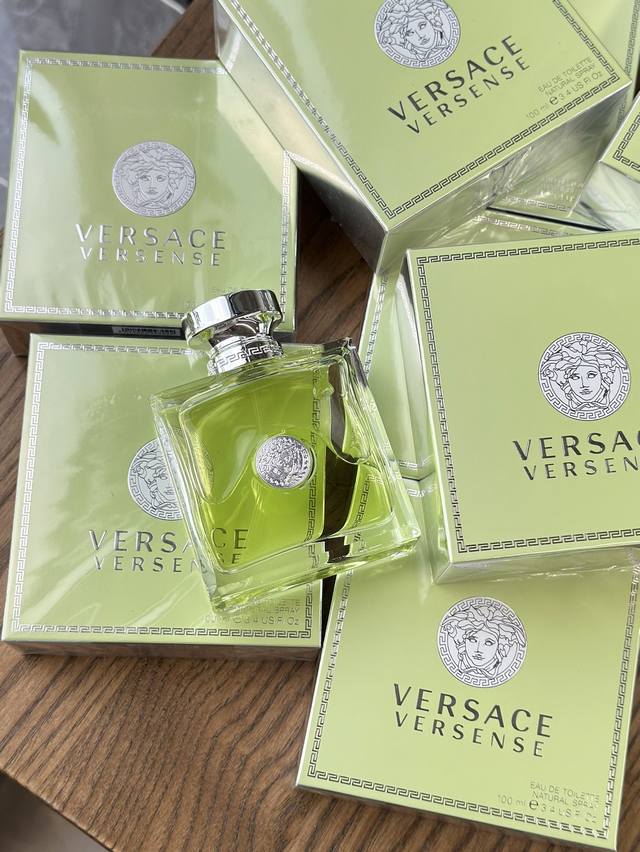 原单品质 DDD 范思哲 心动地中海女士香水 DDD 清新干净的味道，夏天的感觉，清凉舒爽。前调柠檬、柑橘的味道，十分清爽，有点水果的酸甜感，因为有梨，所以前调