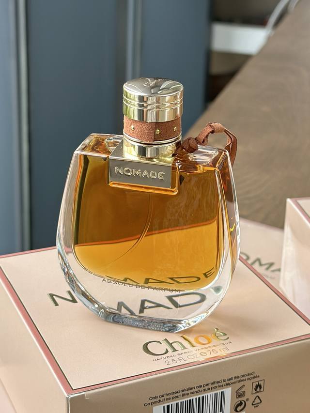 原单品质 DDD Chloe Nomade 捕捉到了一位对世界之美持开放态度的女性的精神，她在直播中次经历和邂逅中都茁壮成长。她的Absolu De Parfu