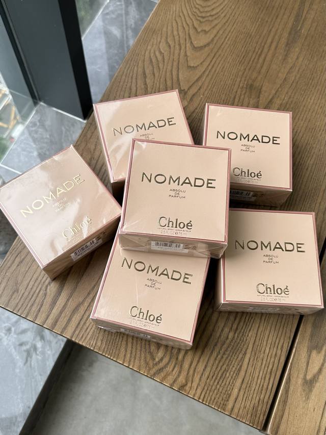 原单品质 DDD 没有人拒绝寇依的小猪包香水！真的好好闻！！！ DDD 今天要跟大家分享一款超级好闻的香水 “寇依恋旅香水”这款香水的花香西普调让人沉醉其中，前