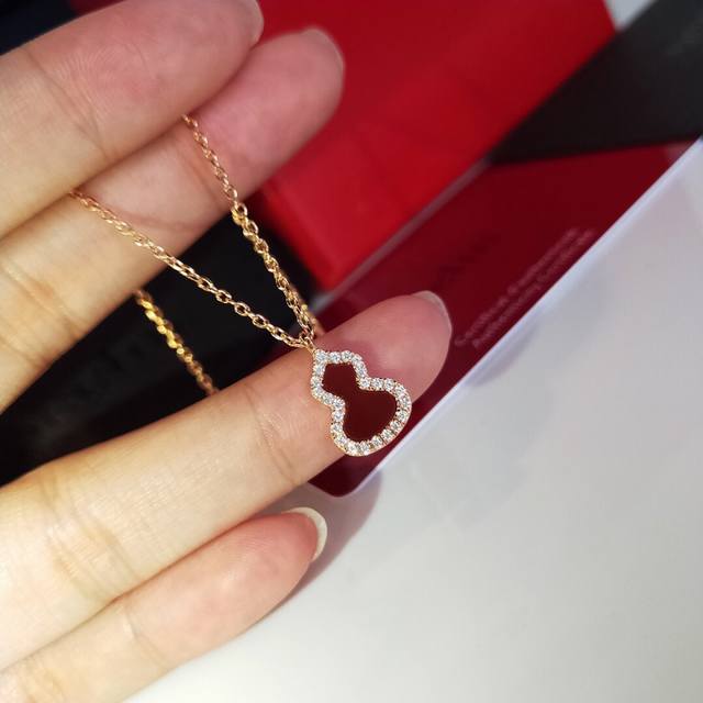 精工版本 麒麟葫芦项链 现货葫芦谐音＂福禄＂，寓意有福！好看又有内涵，简直毫无抵抗力！高品质，超精工，镶嵌八心八箭高碳钻和天然白贝母，红玉髓自带光泽，每片独一无