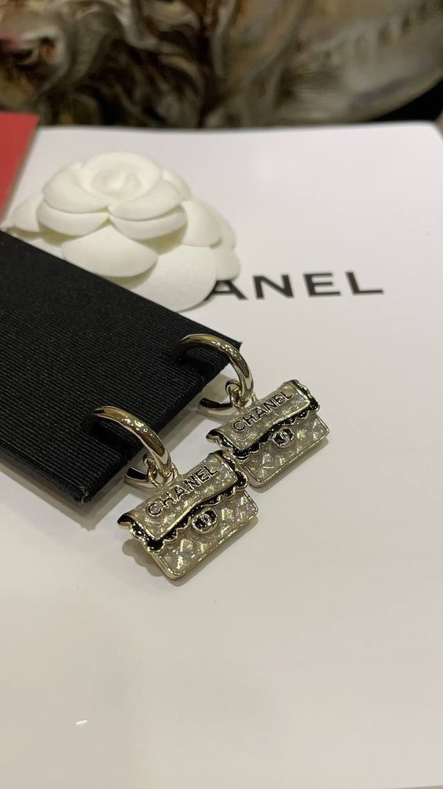 今日到货耳环 DDD 香奈儿 24B新款灰白色菱格纹Cf包包黑色珐琅字母耳环 DDD 拿到手会被惊艳到的美貌 值得收藏 DDD 白色细闪菱格纹包包黑色珐琅花边