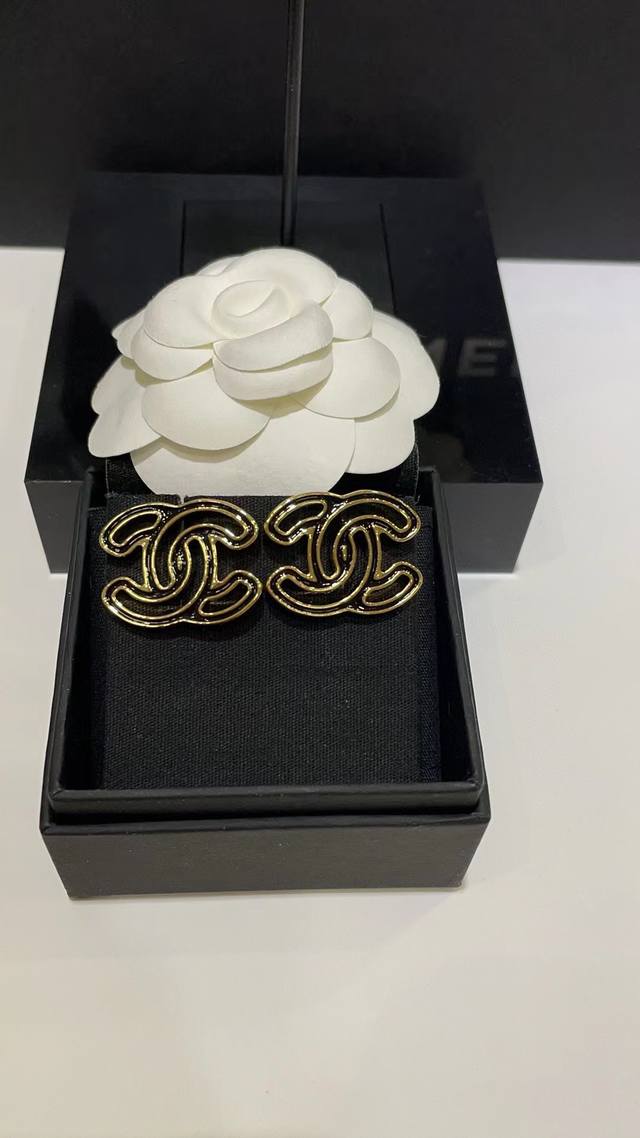 今日到货 DDD 香奈儿24A新款黑金镂空双C漫画耳钉 DDD 镂空黑色珐琅双C耳钉非常有2D漫画感 DDD 日常佩戴精致又可爱 气质白富美必备 DDD
