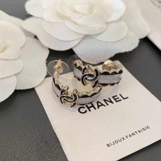 香奈儿Ch Nel黑拼白色月亮耳环 DDD