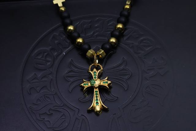 潮流达人闭眼入！克罗心热爆黑色串珠项链，手工十字架吊坠超吸睛，复古嘻哈朋克风拉满，适配毛衣链，时尚百搭，轻松解锁多样风格。 DDD