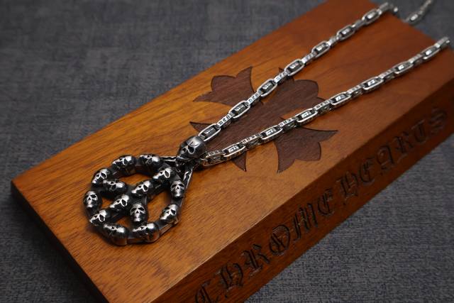 新品上架］ 克罗心项链，造型不同的花纹设计风格 呈现出与众不同 十字架 童军花是克罗心的志 所以更经久不衰 正品打版Chrome Hearts克罗心区别市场普通