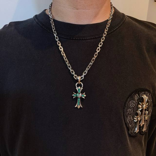 新款 专柜品质 Chrome Hearts克罗心经典复古字母扣项链 绿钻爱心十字架吊坠 凹凸造型不同的花纹设计风格 呈现出与众不同 十字架 童军花是克罗心的志