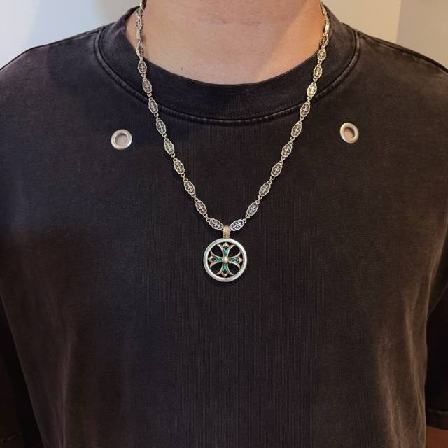 新款 专柜品质 Chrome Hearts克罗心经典复古十字花项链 绿钻圆牌吊坠 凹凸造型不同的花纹设计风格 呈现出与众不同 十字架 童军花是克罗心的志 所以更