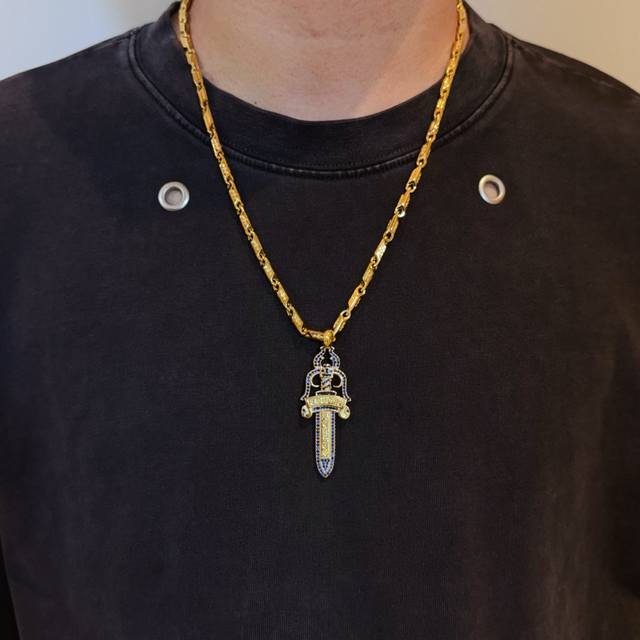 新款 专柜品质 Chrome Hearts克罗心黄金色经典复古十字架项链 蓝钻宝剑吊坠 凹凸造型不同的花纹设计风格 呈现出与众不同 十字架 童军花是克罗心的志