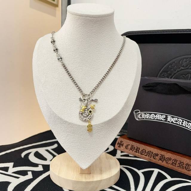 新款 专柜品质 Chrome Hearts克罗心十字架项链，凹凸造型不同的花纹设计风格呈现出与众不同 十字架童军花是克罗心的标志 所以更经久不衰 正品打版Chr