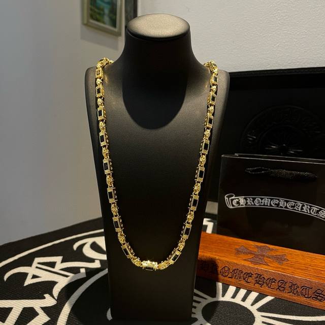 抖音 快手 Ins 小红书 直播热门 ，新款 专柜品质 Chrome Hearts黄金色克罗心黑钻项链 ，凹凸造型不同的花纹设计风格 呈现出与众不同 十字架 童