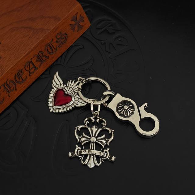2026潮流推荐］克罗心钥匙扣挂件裤包挂件 做工、质感一流.小细节提升本身整体品味， 搭配起来简直酷毙了.克罗心银饰经过工人手工打制，做工、质感十足，风格作旧粗
