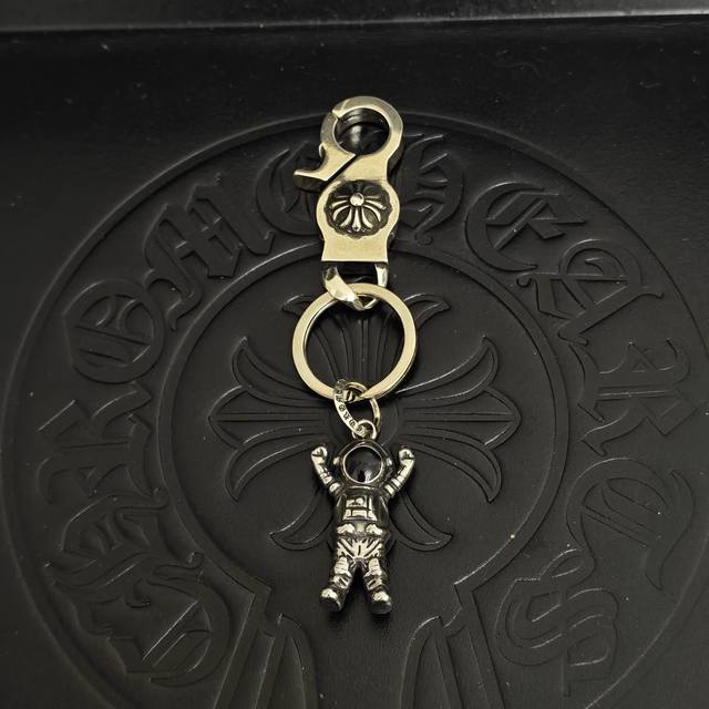 2026潮流推荐］克罗心宇航员钥匙扣挂件裤包挂件 做工、质感一流.小细节提升本身整体品味， 搭配起来简直酷毙了.克罗心银饰经过工人手工打制，做工、质感十足，风格
