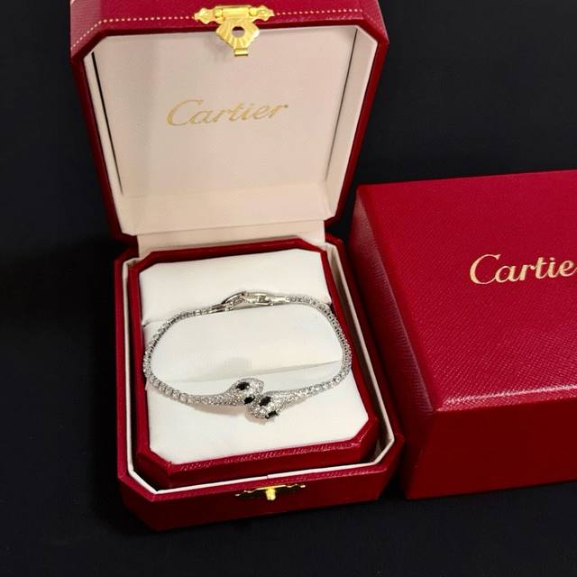 卡地亚镶钻手链 高端定制版本 镶嵌钻工艺 V金材质 经典而时尚风格 用凌厉线条重构爱情美学！打破常规，镶嵌钻设计反而成就高级感天花板 无需浮华堆砌，爱本应纯粹如