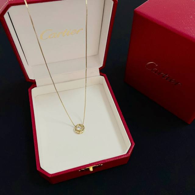 卡地亚镶钻项链 高端定制版本 镶嵌钻工艺 V金材质 经典而时尚风格 用凌厉线条重构爱情美学！打破常规，镶嵌钻设计反而成就高级感天花板 无需浮华堆砌，爱本应纯粹如