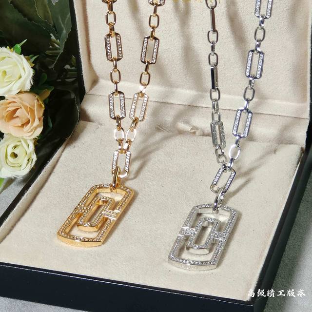 V金精工版 大号回型项链， 每节扣子都由人工扣链 圆宝格丽回形针项链 宝格丽的设计师将回形纹的元素融入到首饰设计中，这款规则有序、富有理性、闪闪发光的满钻圆回形