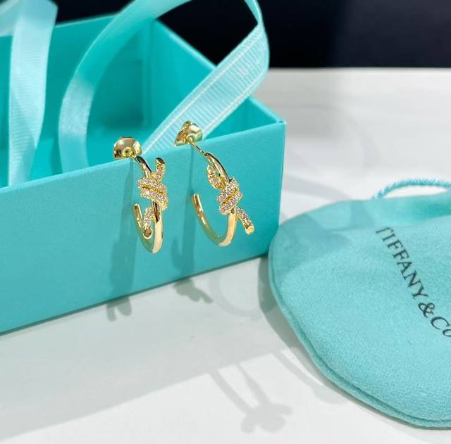蒂芙尼Tiffany 爆款 Knot系列 打结 圆环耳钉 爆款系列微镶重工艺标志性设计中相互缠绕的末端，是情感联系的有力象征力量与优雅兼具。经手工抛光打磨，散发
