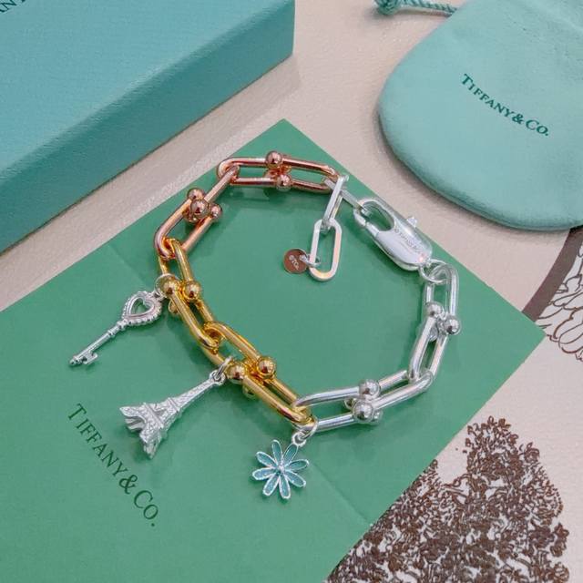 蒂芙尼手链Tiffny&Co. 专柜精工银版本 明星同款 原版复刻 纯手工打造 ～正品开模潮流时尚必备 男女均可佩戴 情侣款同款 摇滚朋克银风格 潮流百搭 官网