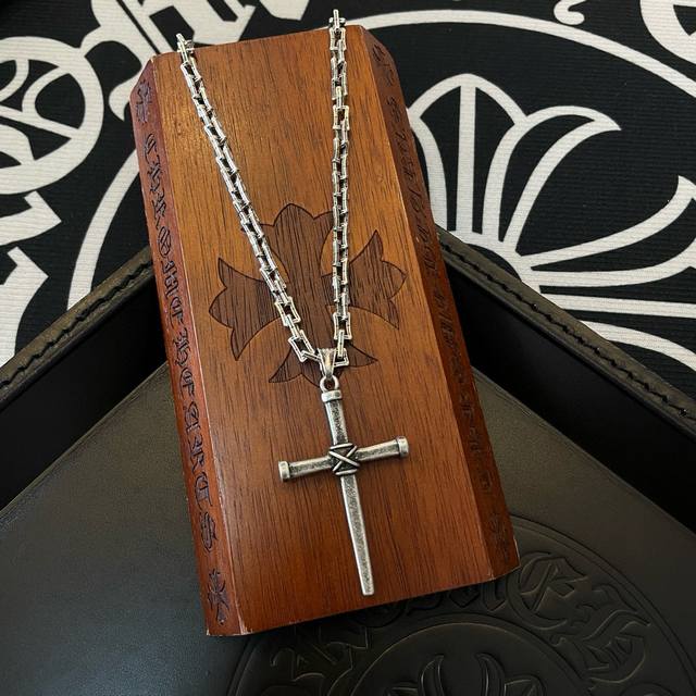 新款 专柜品质 Chrome Hearts克罗心 经典复古竹节项链 十字架吊坠 凹凸造型不同的花纹设计风格 呈现出与众不同 十字架 童军花是克罗心的志 所以更经