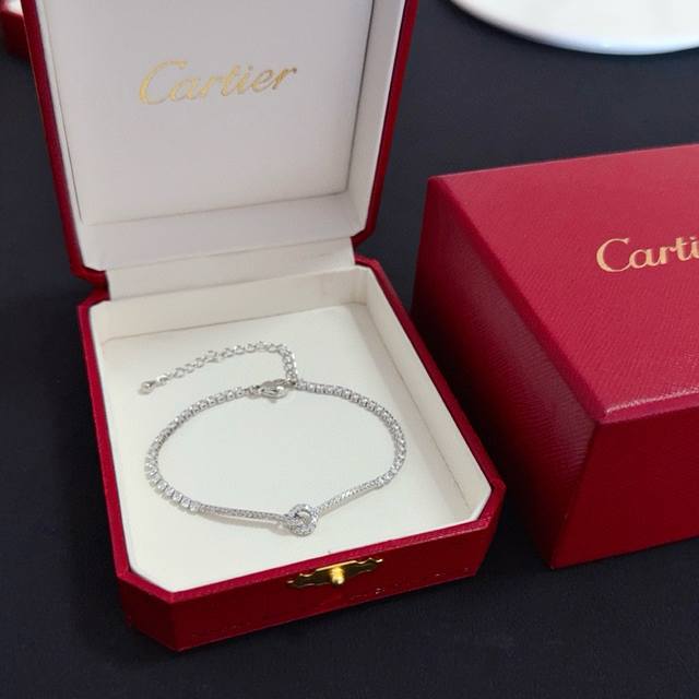 卡地亚手链 高端定制版本 镶嵌钻工艺 V金材质 经典而时尚风格 用凌厉线条重构爱情美学！打破常规，镶嵌钻设计反而成就高级感天花板 无需浮华堆砌，爱本应纯粹如初