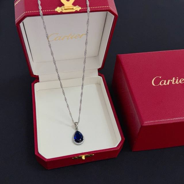 卡地亚镶钻项链 明星网红同歀 抖音小红书爆款 高端定制版本 镶嵌钻工艺 V金材质 经典而时尚风格 用凌厉线条重构爱情美学！打破常规，镶嵌钻设计反而成就高级感天花