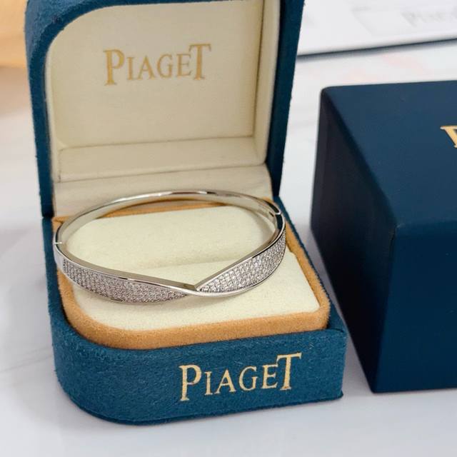 Piaget伯爵手镯， 高端定制版本 镶嵌钻工艺 ，V金材质 ，细节处尽显奢华。金属质感与纹理相互映衬，光线之下，熠熠生辉，体现了奢华与典雅的气质。无论是商务场