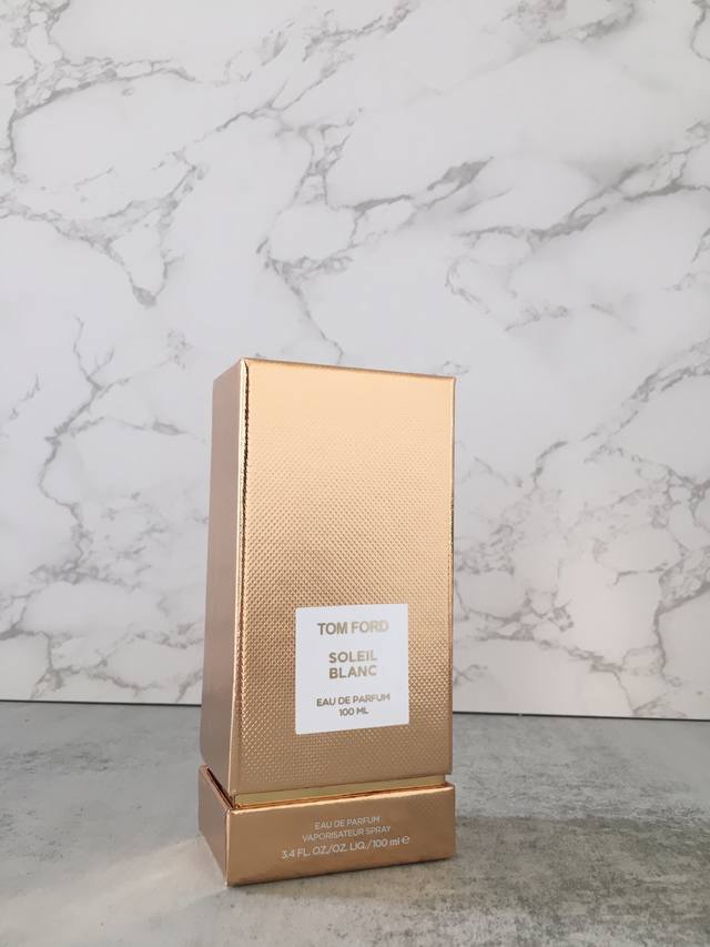 原单品质 DDD Tf＃阳光琥珀＃香水 Ml，极致清纯椰奶香 DDD 味道：淡淡的椰奶香 主香调是椰香和琥珀因为是Edp香水， 所以前调会比较浓一点 但是留香时