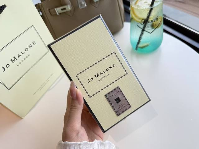 原单品质 DDD 祖马￥P｜乌木与佛手柑 Ml DDD 前调：佛手柑 柠檬 柚子 橙子 DDD 中调：雪松木 百里香 白丁香 鸢尾草 DDD 后调：沉木香 广藿