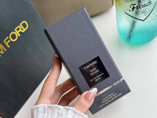 原单品质 DDD Tf乌木沉香 DDD 尝一口不朽之味 DDD 珍稀乌木作为罕有且珍奇昂贵的香料，来自远方的空灵带来净化感。与花梨木有序同存在森林草雾里，清幽地