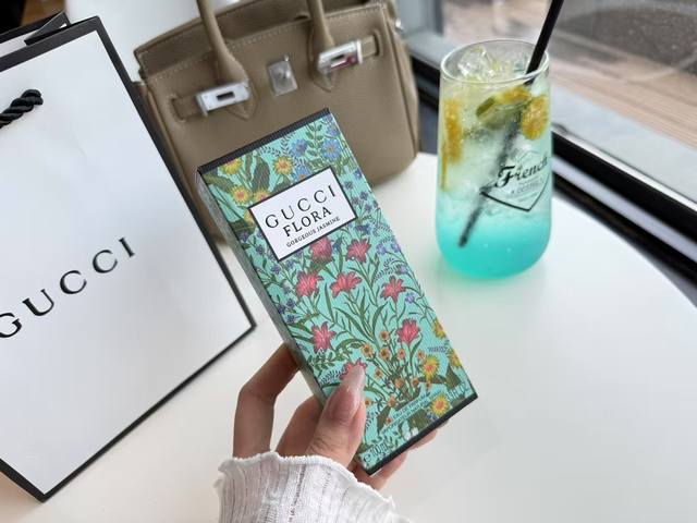 原单品质 DDD -绿色 绮梦茉莉 细节图 DDD 前调：柑橘、佛手柑、黑胡椒 DDD 中调：大花茉莉、木兰、大马士革玫瑰 DDD 尾调：檀香、安息香、广藿香