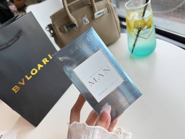 原单品质 DDD 宝格丽全新男士香水测评 收到了全新宝格丽男香的试用装 DDD 就过来测评一下 DDD 单就瓶身设计来看,这应该是一款主打清新风格的男生香水.融