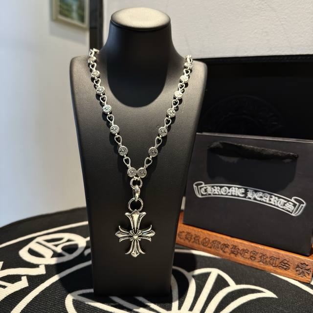 新款 专柜品质 Chrome Hearts克罗心复古马蹄十字花项链 十字架吊坠 凹凸造型不同的花纹设计风格 呈现出与众不同 十字架 童军花是克罗心的志 所以更经