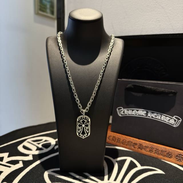 新款 专柜品质 Chrome Hearts克罗心复古十字架项链 方牌十字架吊坠 凹凸造型不同的花纹设计风格 呈现出与众不同 十字架 童军花是克罗心的志 所以更经