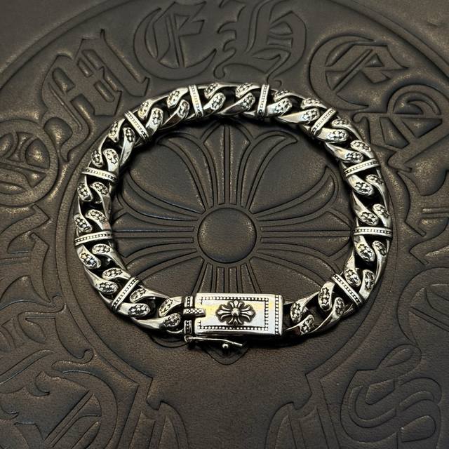 新款 专柜品质 Chrome Hearts克罗心 经典复古十字架古巴手链 凹凸造型不同的花纹设计风格 呈现出与众不同 十字架 童军花是克罗心的志 所以更经久不衰