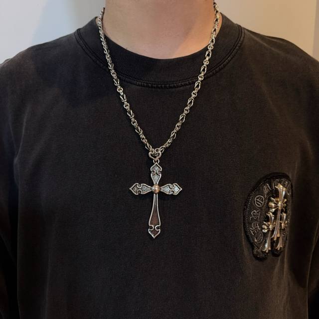 新款 专柜品质 Chrome Hearts克罗心复古十字架项链 十字架吊坠 凹凸造型不同的花纹设计风格呈现出与众不同 十字架童军花是克罗心的标志 所以更经久不衰