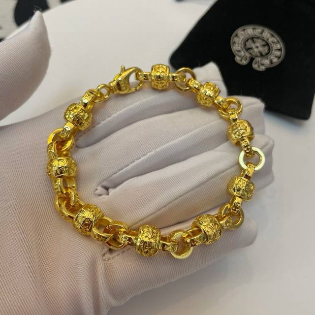 新款 专柜品质 Chrome Hearts克罗心经典黄金色十字架花球手链 凹凸造型不同的花纹设计风格 呈现出与众不同 十字架 童军花是克罗心的志 所以更经久不衰