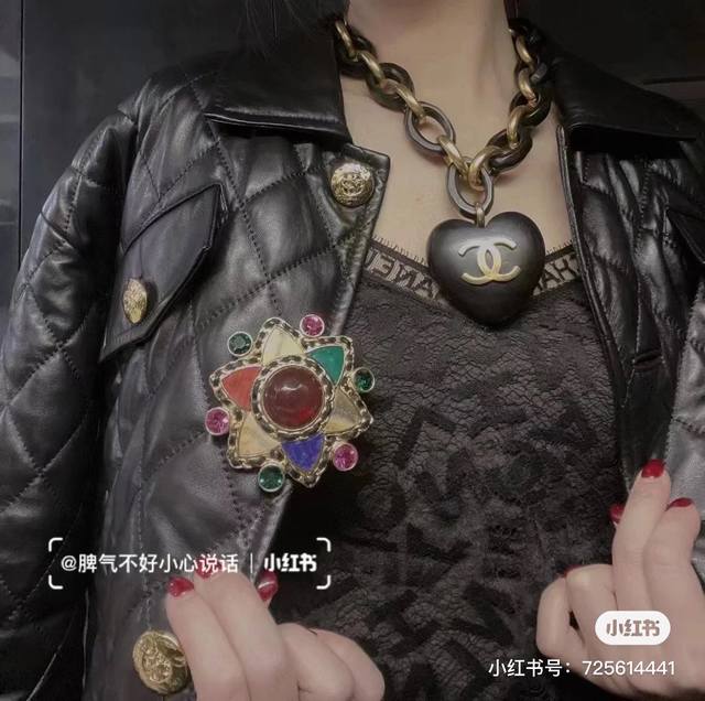 Chanel香奈儿 中古 黑檀木 爱心 项链小香家的款式真心无需多介绍 每一款都超好看，精致大方，非常显气质。 DDD 链条长度：54厘米 DDD 黑檀木吊坠：