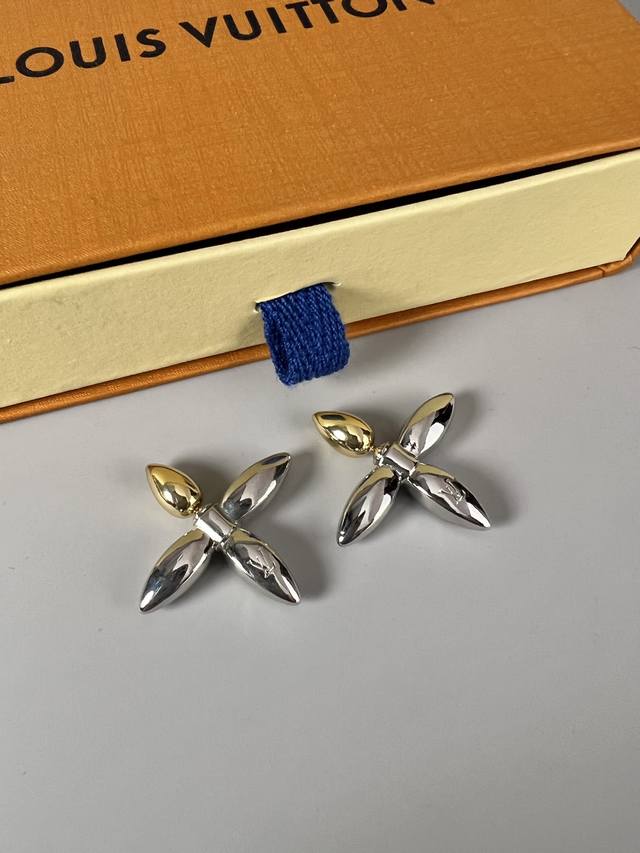 Lv Louisette 耳环借由 Monogram 花卉传递含蓄美感，令花瓣之一呈现材质反差，近观可见金属表面细致镂刻的 Lv 标识，倍添雅致意趣。 DDD