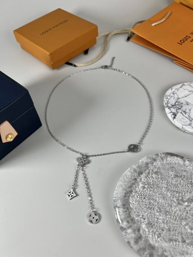Lv项链，驴家经典Lv字项链，驴家热销款，时尚又精致，简约大方，百搭款 DDD