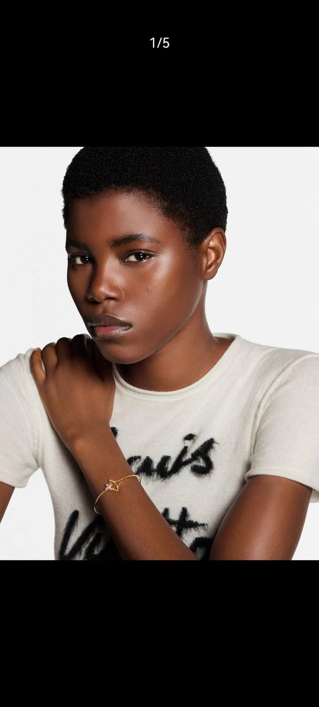 Lv 驴家Flowergram Strass 手镯汲取柔美笔触，以亮泽金属演绎 Monogram花卉轮廓，与镶嵌璀璨莱茵石的星形小花形成瞩目对比。 DDD 手镯