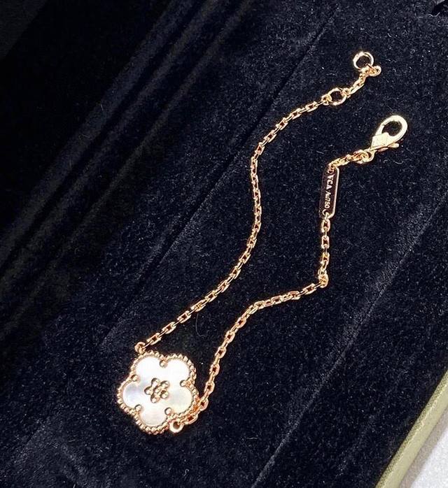 梵克雅宝 Vca 新款梅花手链手链出货啦 通体S925纯银材质 高版本 带菱形扣和Logo Vca手链 DDD