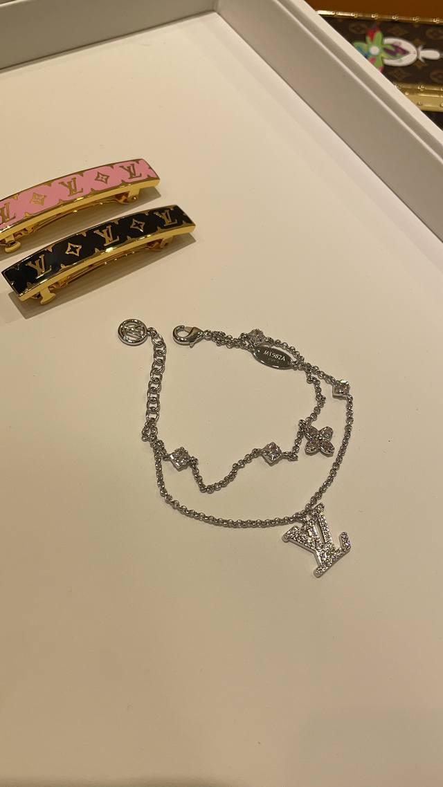 Lv 新款双层银色满钻字母花卉图案双层手链 DDD 标志性的小花朵吊坠水钻晶莹闪亮 DDD 搭配经典满钻Lv字母和双层链条设计 DDD 日常超 妥妥的富家女氛围