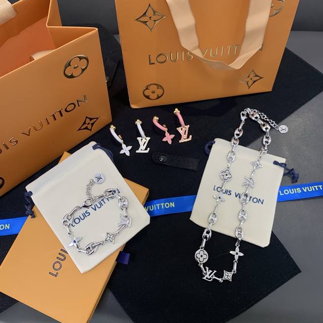 今日到货 DDD Lv新款多配件光面手链 DDD 富贵感溢出屏幕，显贵且日常 DDD 搭配经典字母标识和猪鼻子形状配件太高级了 DDD 超级难买的爆款一件难求