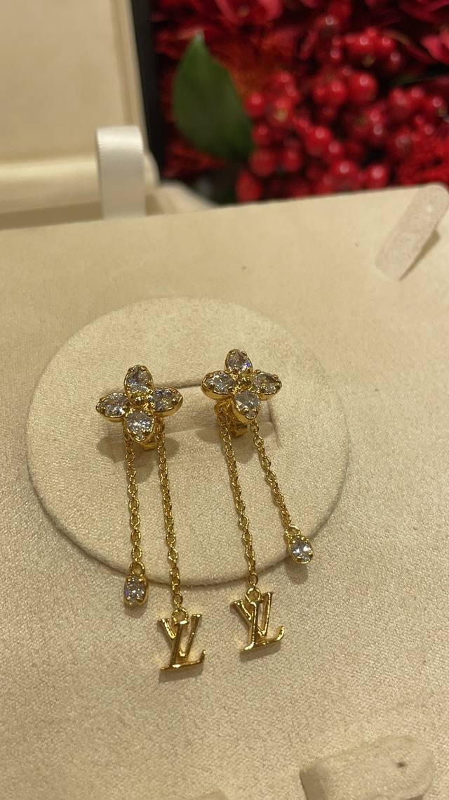今日到货两种佩戴方式 DDD Lv 新款满钻花卉小链条流苏金色耳钉 DDD 椭圆水钻字母的双吊坠超甜超气质 DDD 极具辨识度 非常有富家千金气质 DDD 还可