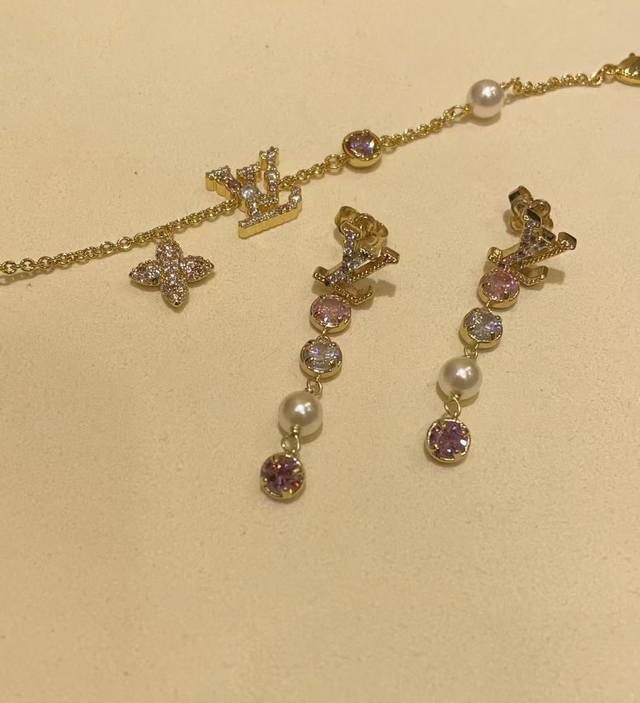 耳日新品 DDD Lv Iconic Tresor金色水钻字母粉钻流苏珍珠耳钉 DDD 经典Logo字母X粉白色水晶X小珍珠 DDD 满满的少女感又很贵气 DD