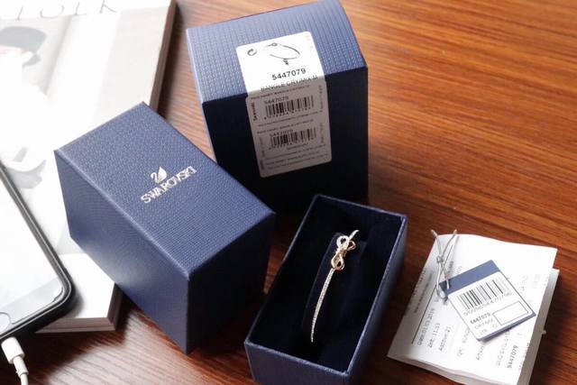 施华洛世奇Swarovski 分色立体蝴蝶结手镯 DDD 这款精致浪漫，又充满少女气息的手镯，以利落的线条，及立体的造型，双色立体蝴蝶结，搭配一整圈施华洛世奇水