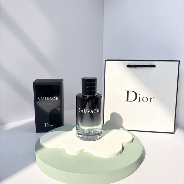 原单品质 DDD 迪奥旷野男士淡香水 DDD 香调:馥奇香调 DDD 前调:胡椒香柠檬 DDD 中调:花椒榄香脂粉红胡椒 DDD 后调:雪松香根草降龙涎香酥 D