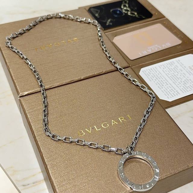 宝格丽项链V金材质 Bvlgari宝格丽 Divas‘ Dream 系列 品相完美，细节无敌，那种独特的色泽完全无可挑剔，再缀以经典指环外形设计，简约之余却又优