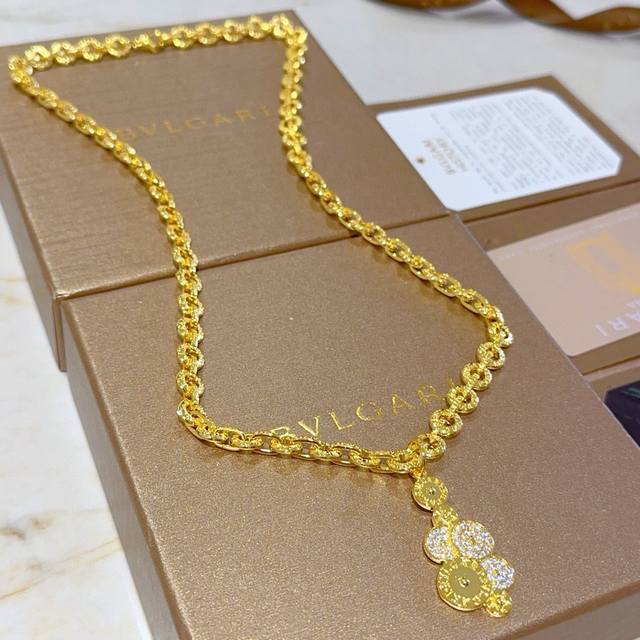 宝格丽项链V金材质 。Bvlgari宝格丽 Divas‘ Dream 戒环系列 品相完美，细节无敌，那种独特的色泽完全无可挑剔，再缀以经典指环外形设计，简约之余